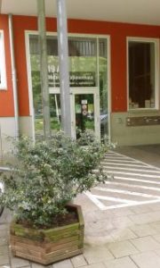 Foto des Eingangs des Gemeinschaftshauses, in dem der Sozialpsychiatrische Förderverein Hildesheim - Begegnungsstätte - untergebracht ist